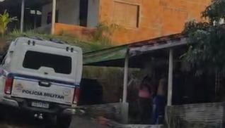 Mulheres entram em luta corporal com policiais militares