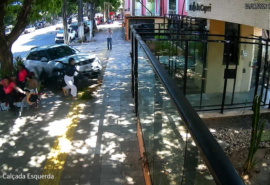 Carro invade condomínio e mulheres escapam de tragédia no último segundo – SelesNafes.com
