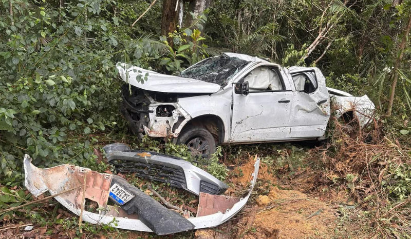 carro sai da pista, invade área de mata e deixa três feridos na AM-010