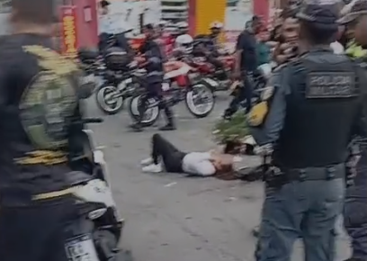 colisão entre moto e carro deixa um ferido na Cidade de Deus