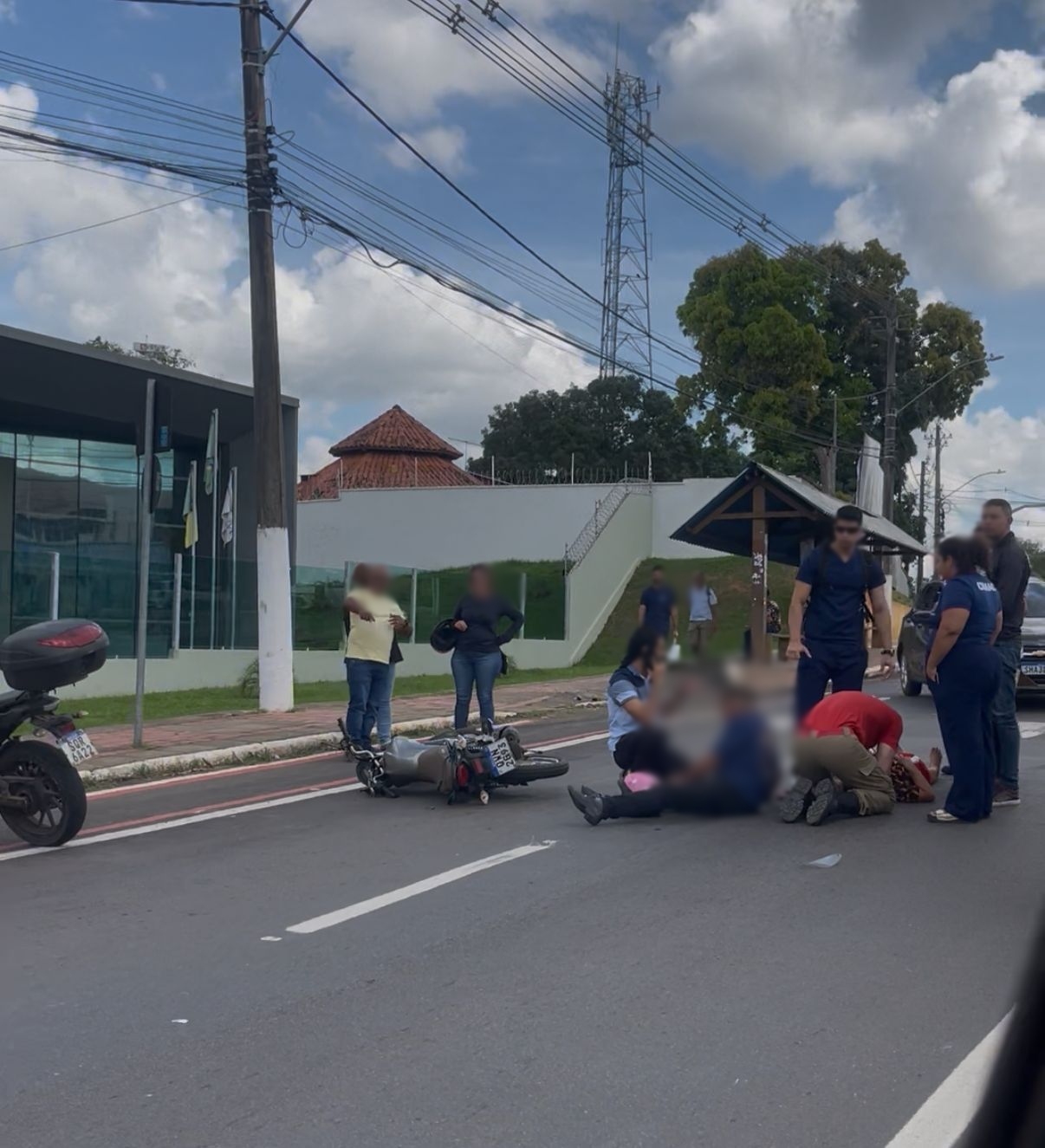 Acidente em frente ao Detran deixa duas pessoas feridas