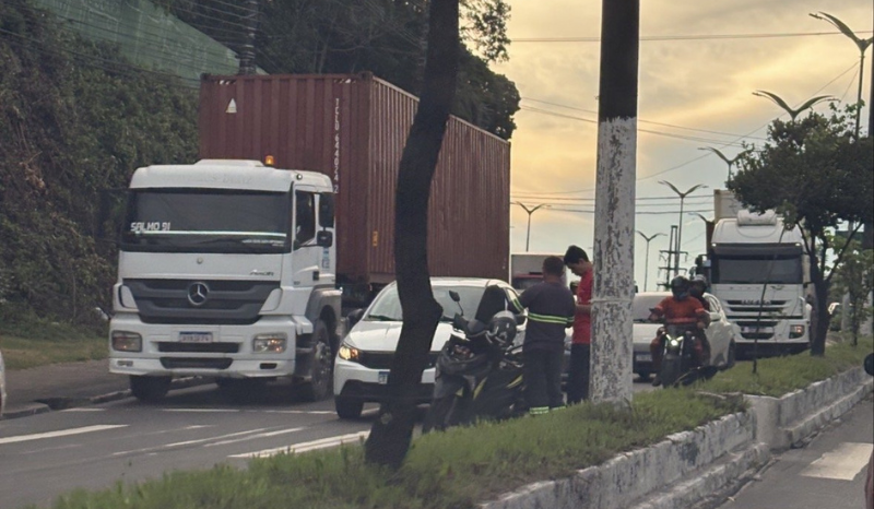 Colisão entre carro e moto trava rotatória do Coroado e vias adjacentes