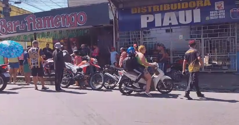 mureta desaba e atinge homem em parada de ônibus em Manaus