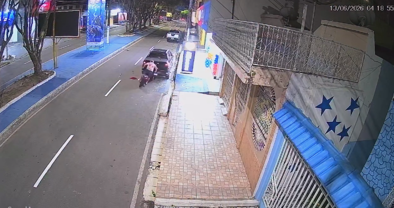 motociclista bate contra carro estacionado no interior AM