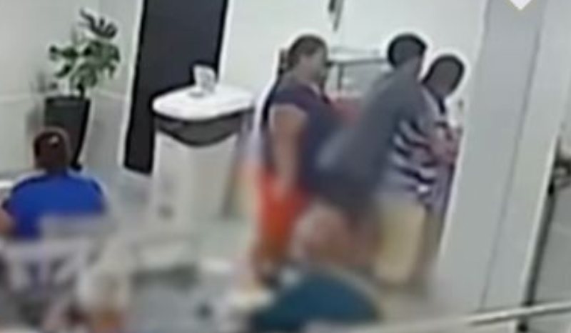 menino usa treinamento de bombeiro mirim para salvar idoso