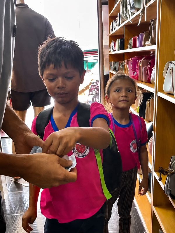 Com apenas R$ 7, irmãos tentam comprar bolsa para a mãe e têm uma surpresa – SelesNafes.com