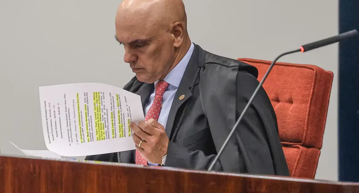 Moraes dá 24 horas para Bolsonaro explicar arma apreendida em blitz