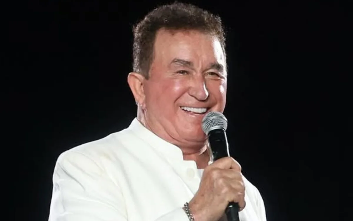 Vídeo: Palco desaba durante show de Amado Batista em festa de São João