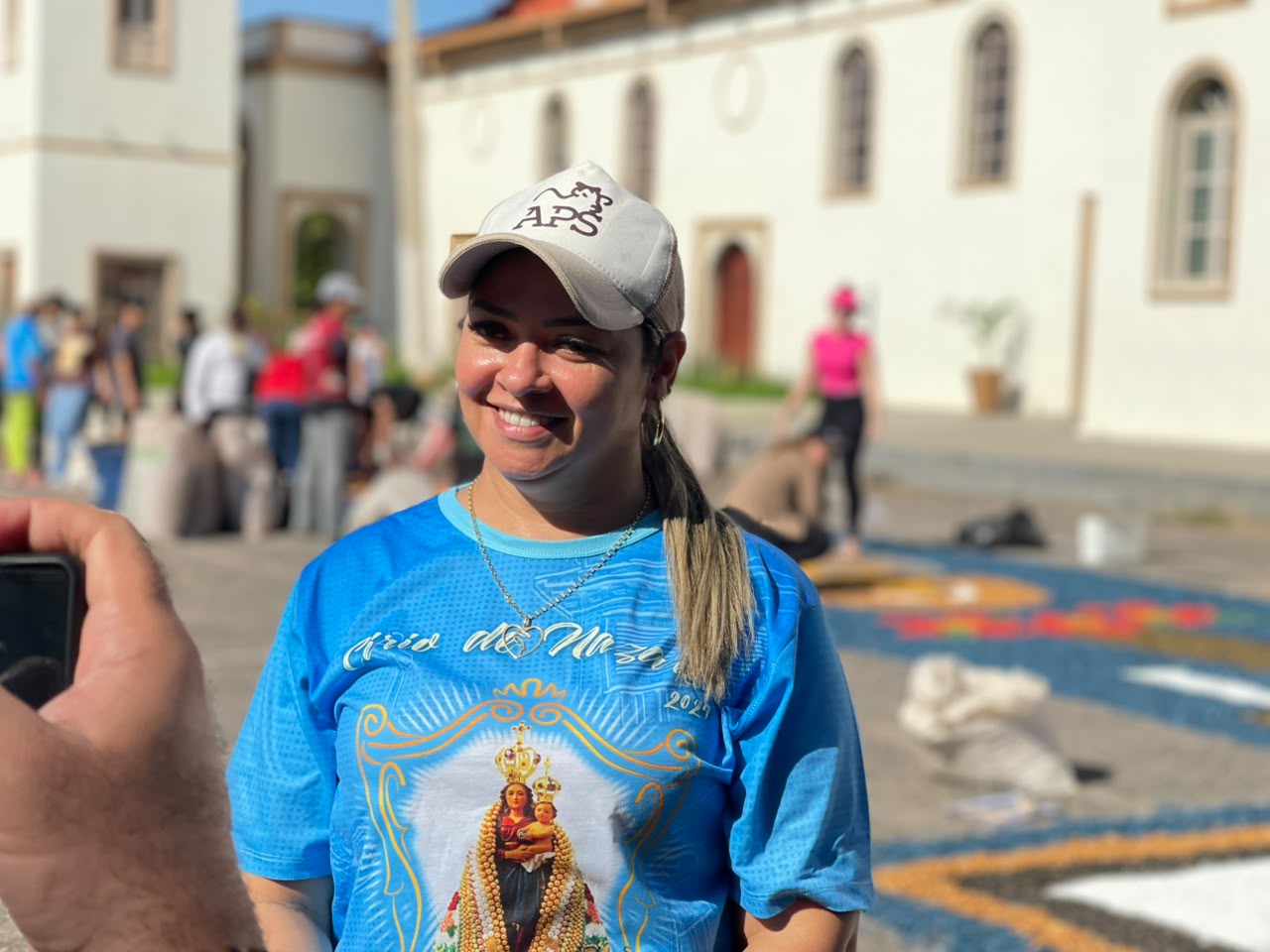 Há 10 anos na tradição, fiel ajuda a preparar tapetes de Corpus Christi