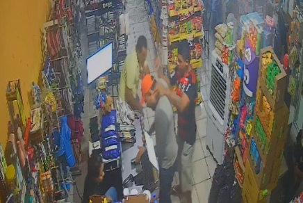 Vídeo mostra dupla armada rendendo clientes durante assalto