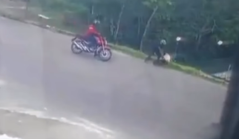 Vídeo mostra vítima reagindo a assalto e enfrentando criminoso em Manaus