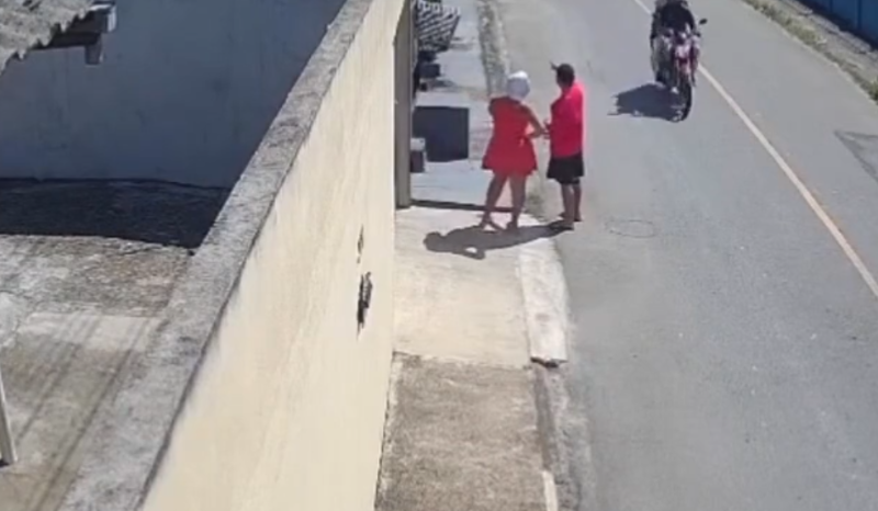 suspeito usa tática de pedir água e rouba celular de mulher em Manaus