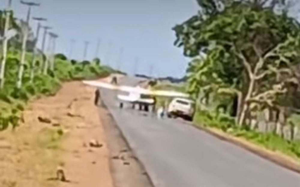 Vídeo de avião que pousou em estrada no Roxinho mostra a força do garimpo ilegal   