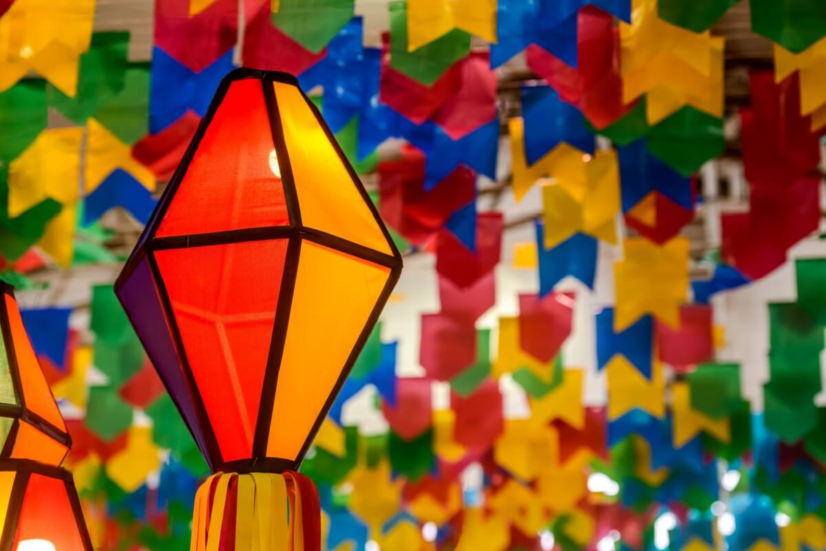 Balões, tecido xadrez e muito mais: confira 10 dicas para decorar a casa de forma simples e criativa para as festas juninas