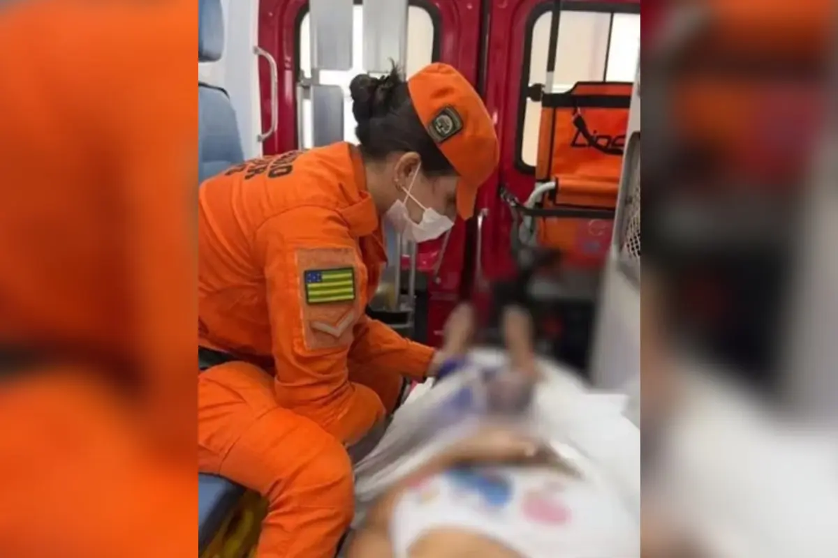 Bebê prematuro nasce em banheiro, fica inconsciente e é reanimado por bombeiros a caminho do hospital em Goiás
