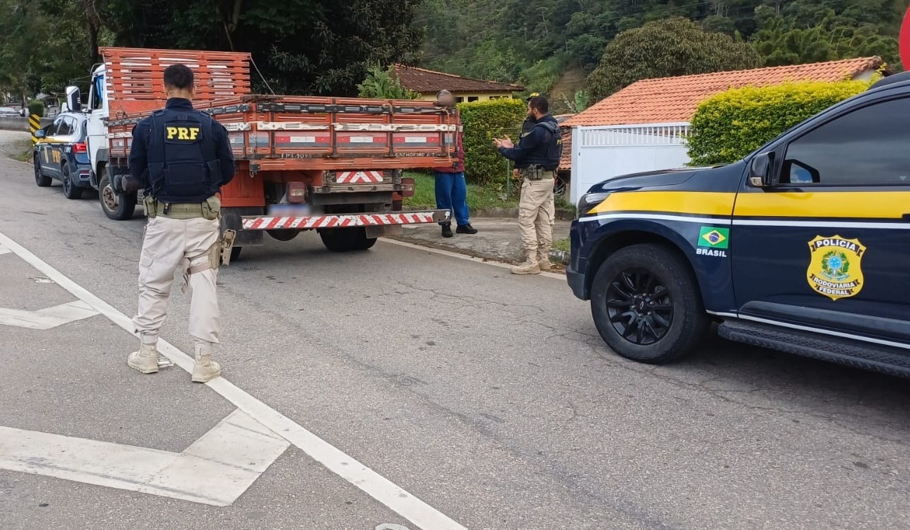 Caminhão clonado é flagrado pela PRF no Rio de Janeiro. Empresa recebia multas em Minas Gerais