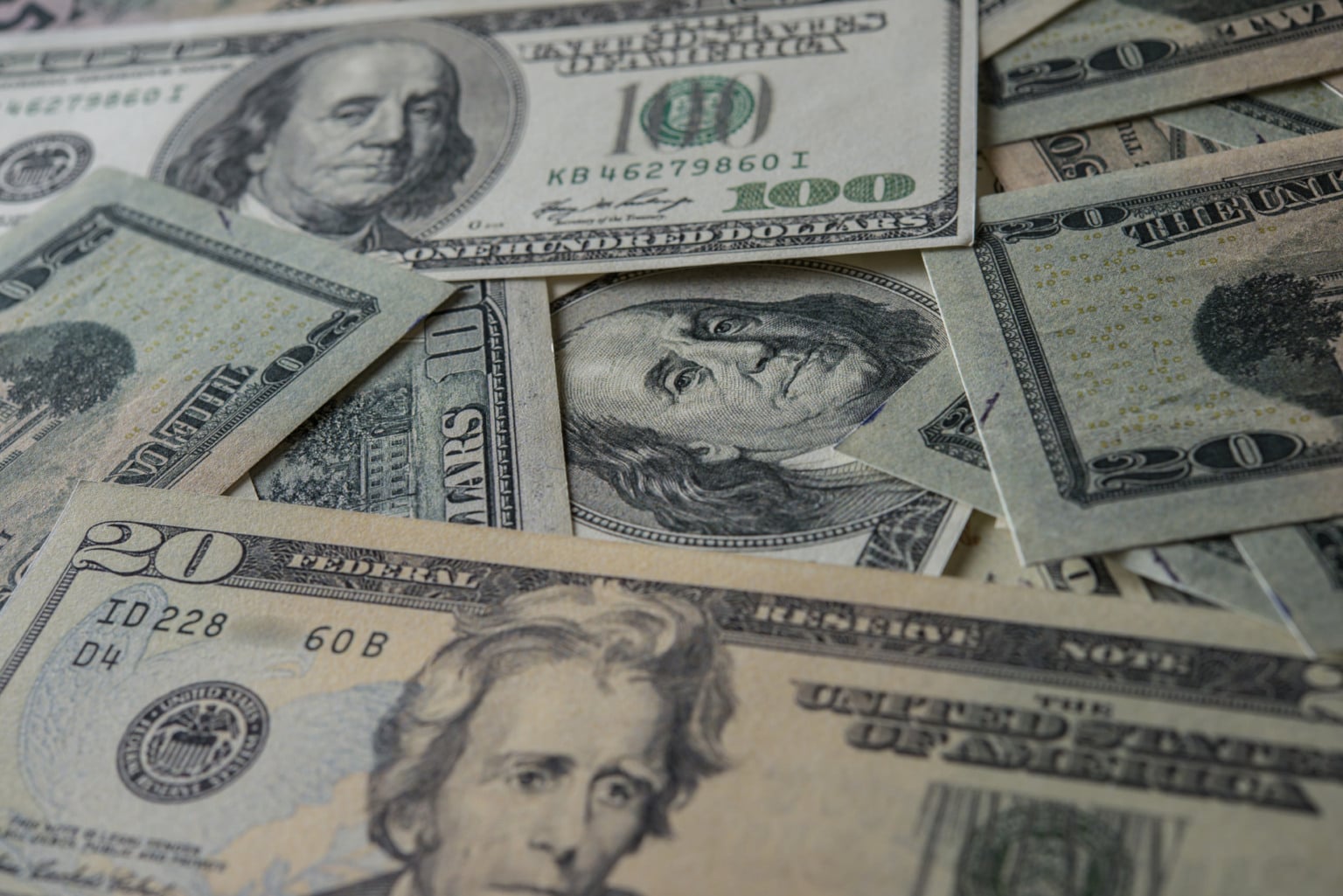 Ibovespa e dólar fecham em queda com tensão no Oriente Médio