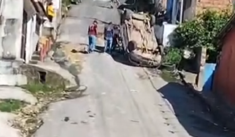 carro capota em Manaus e moradores cobram solução
