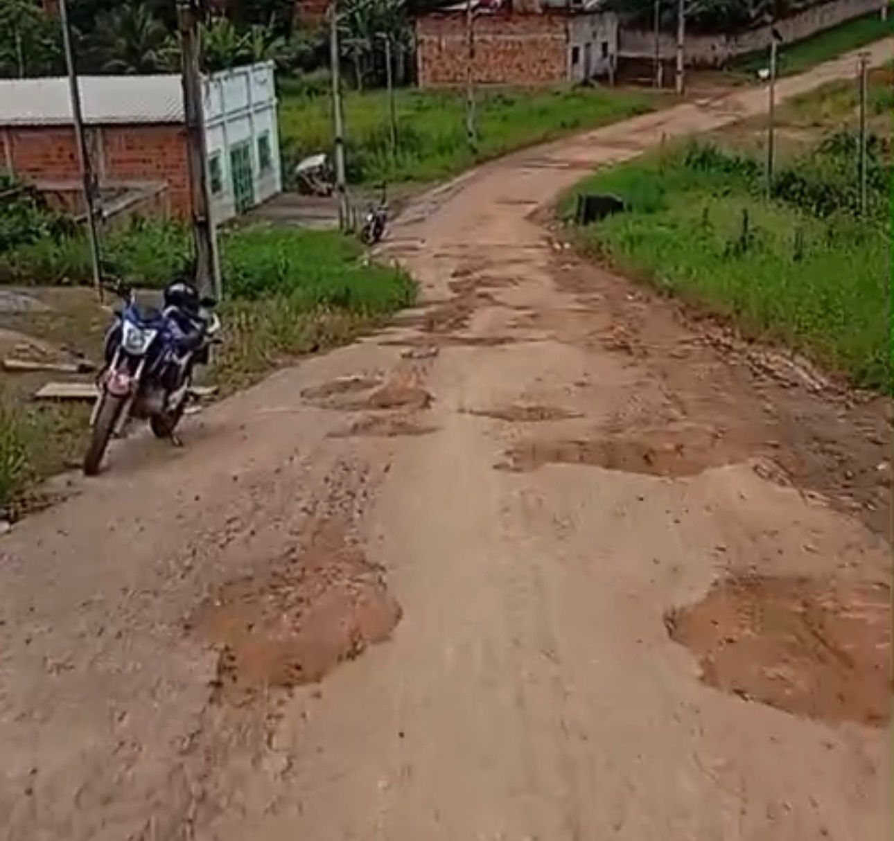 Moradores cobram recuperação de ladeira que liga bairros