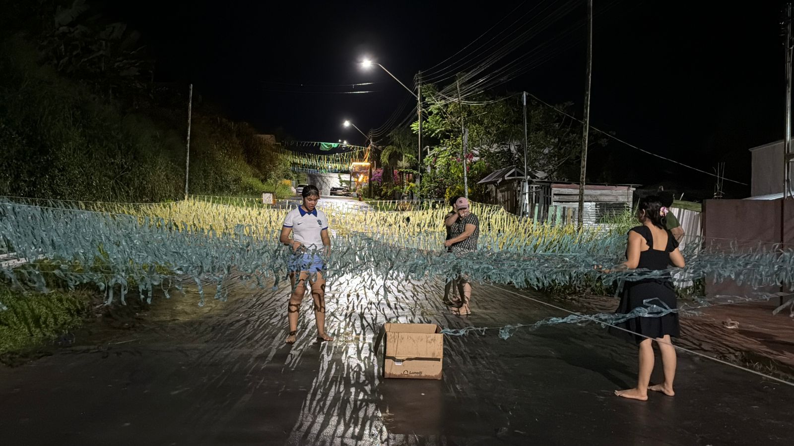 moradores enfeitam Avenida gastando apenas R$ 350; veja vídeo