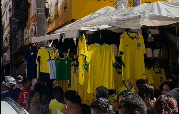 Centro comercial de Belém tem movimentação intensa antes da estreia do Brasil na Copa do Mundo