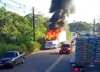 caminhão pega fogo no Distrito Industrial de Manaus