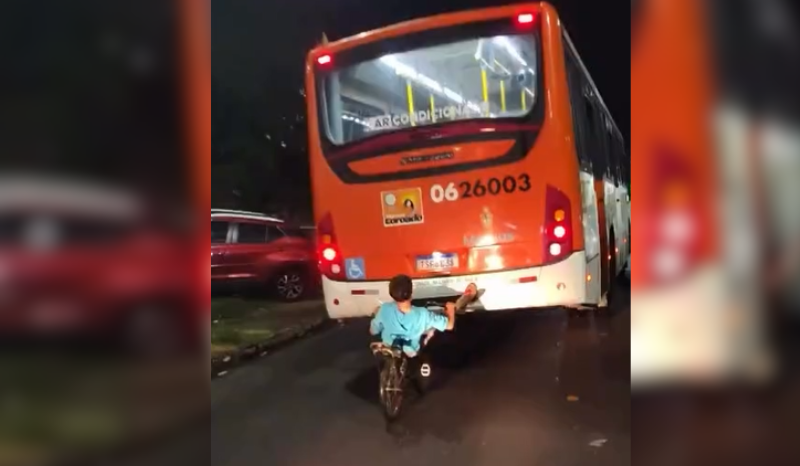 flagrante de perigo mostra menino ‘pegando carona’ na traseira de ônibus