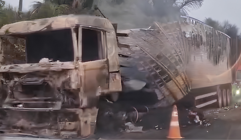 carreta pega fogo e interdita totalmente a BR-174 neste domingo