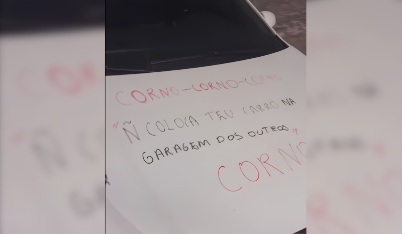 Carro estacionado em frente a garagem é pichado e tem pneus furados; VEJA