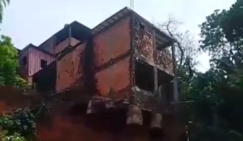 casa desaba e levanta nuvem de poeira no Mauazinho em Manaus
