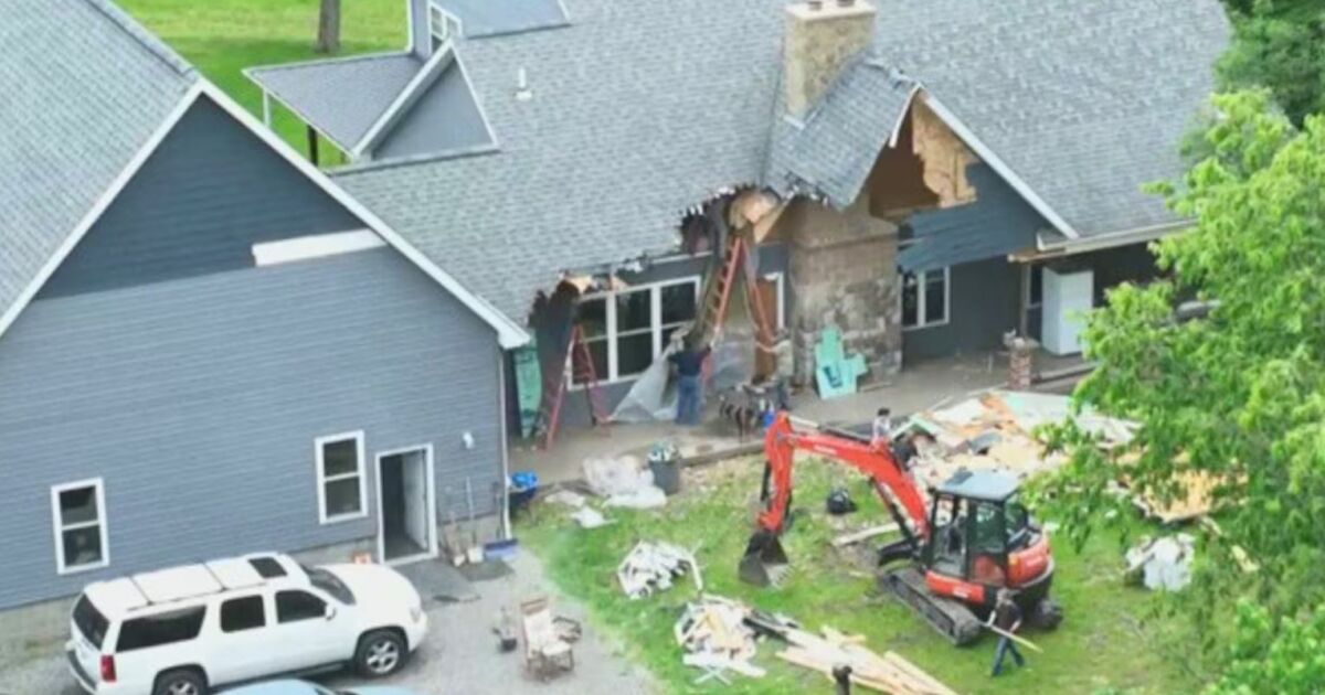 Homem tenta destruir a própria casa com escavadeira após mulher pedir divórcio