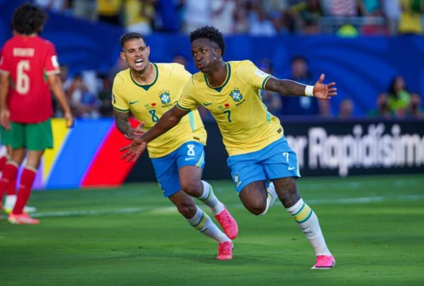 Por que os jogadores estão usando chuteiras rosas na Copa do Mundo?