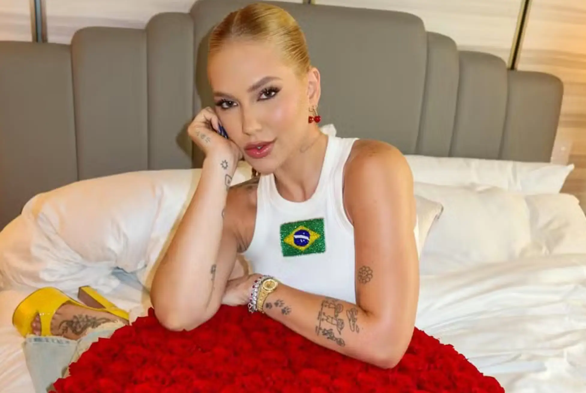 Virginia ganha buquê de rosas no Dia dos Namorados e Vini Jr. reage