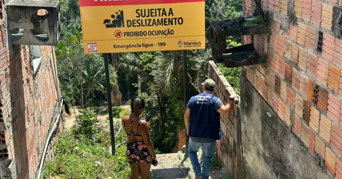 Famílias expõem cobrança de água e energia de casas que desabaram em Manaus