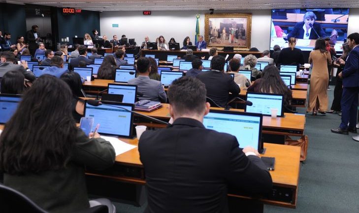 CCJ da Câmara aprova PEC que reduz maioridade penal para 16 anos