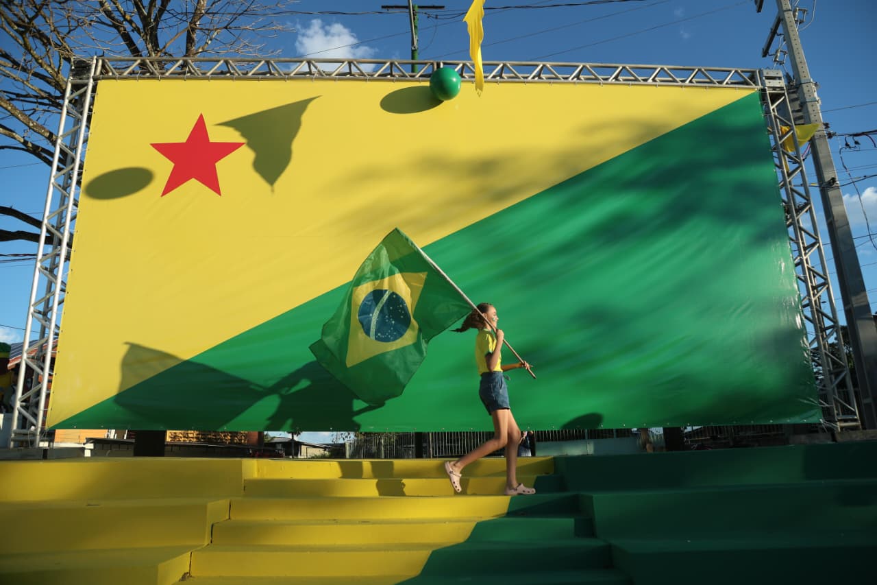 Torcedores já ocupam a Concha para acompanhar jogo do Brasil; FOTOS