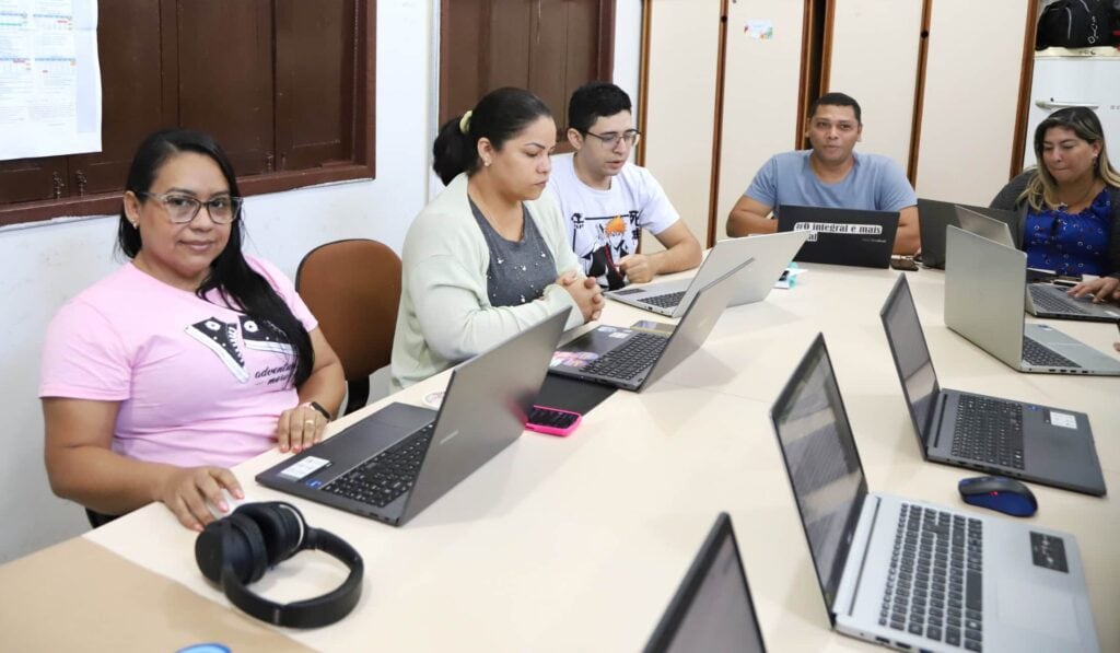 Professores da rede estadual têm até agosto para solicitar notebook e auxílio internet no Acre; Entenda