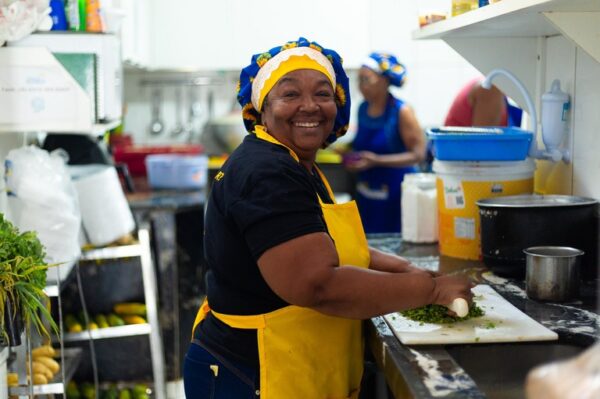 Cozinhas Solidárias recebem treinamento para ampliar oferta de alimentação saudável e sustentável