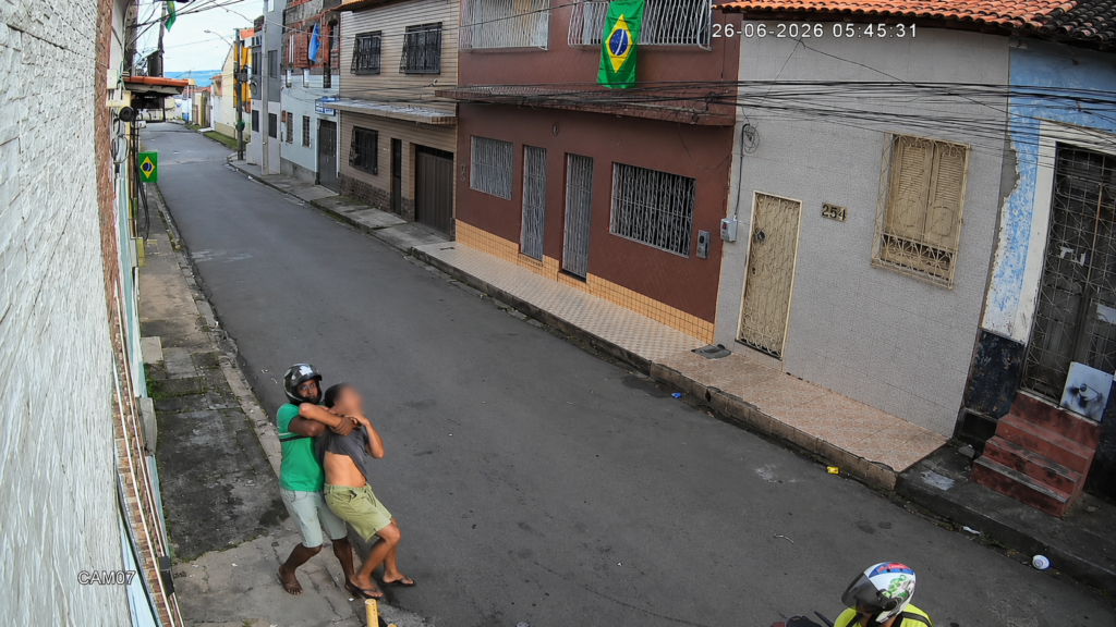 Vídeo: homem é atacado com golpe “mata-leão” durante assalto no Centro de São Luís