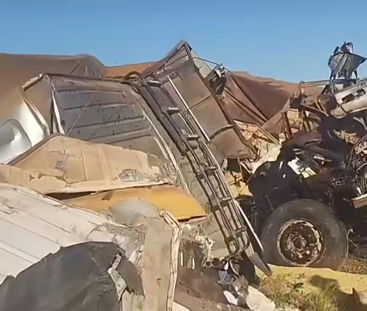 Colisão entre duas carretas deixa dois mortos na BR-230, em Riachão