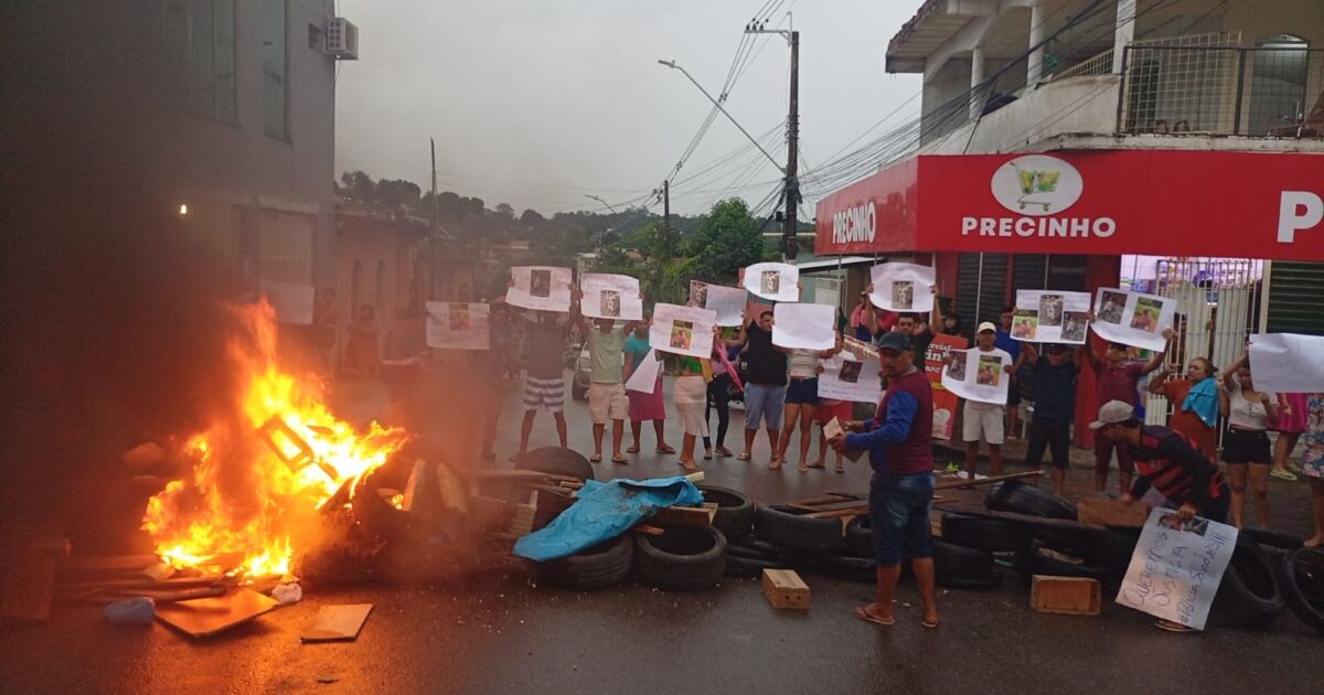 Moradores protestam e pedem justiça após morte de jovem na Cidade de Deus