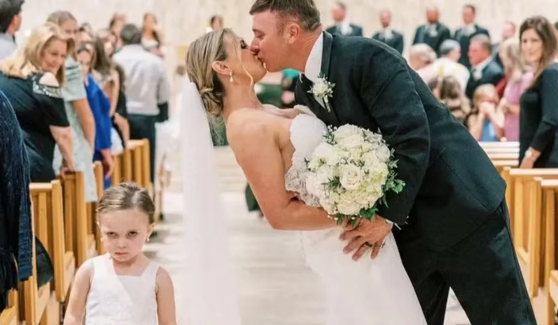 Expressão de daminha durante casamento dos pais viraliza na internet