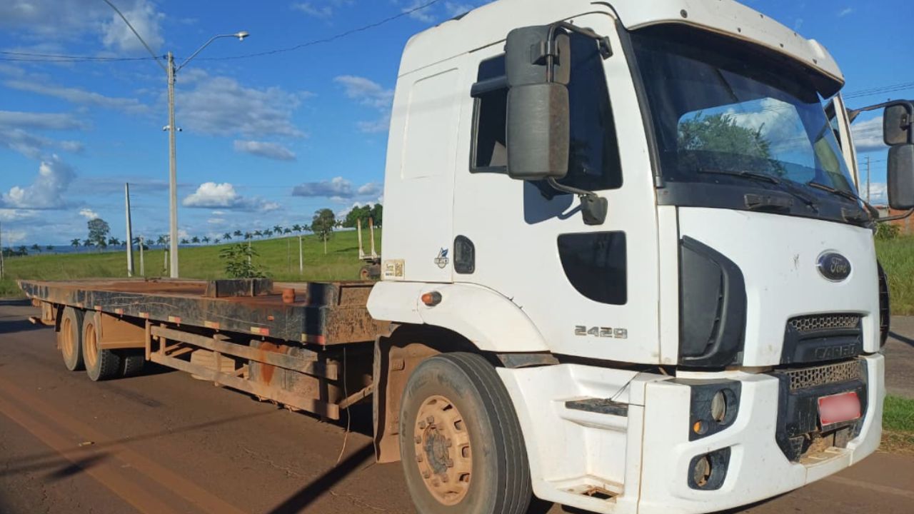 CRIME AMBIENTAL – Caminhão Ford é flagrado com sistema de Arla32 inoperante