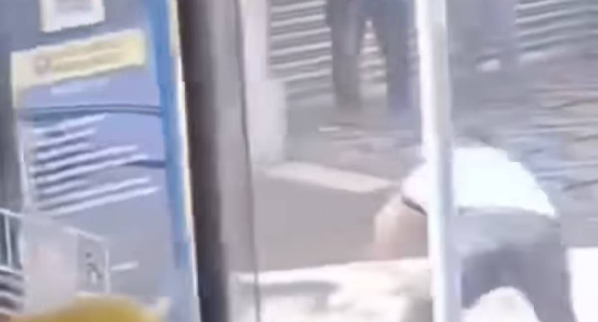 Discussão em ônibus termina em luta corporal no centro de Porto Velho