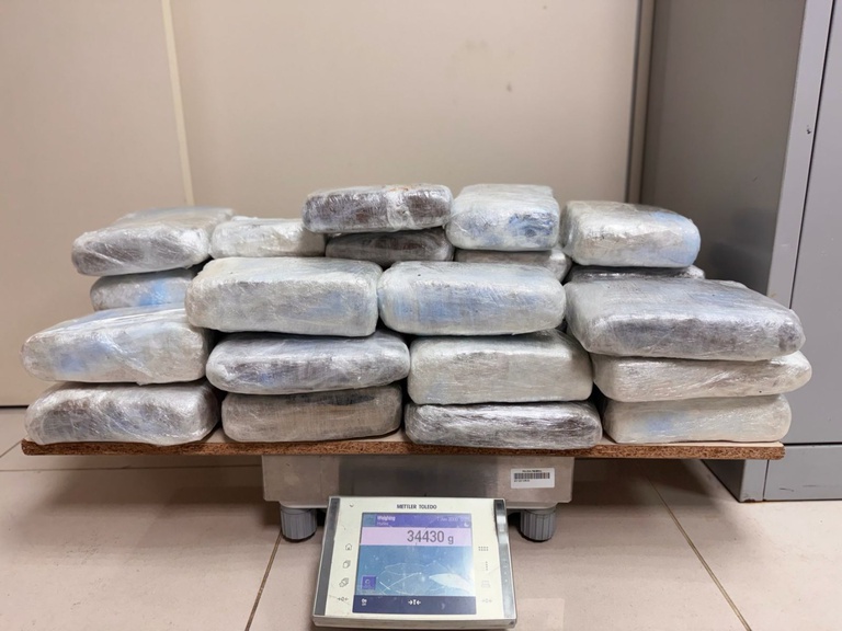 Dois são presos em Manaus com 34,5 kg de maconha vindos de Coari no AM