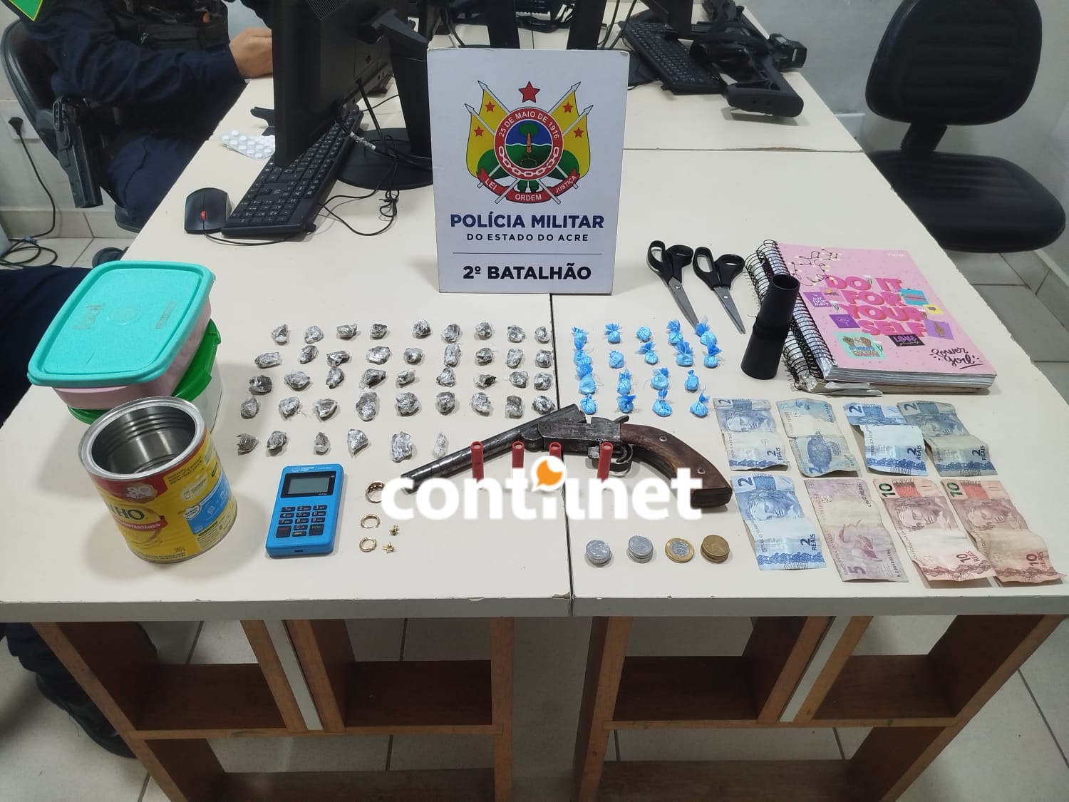 Suspeita de tráfico é presa com drogas, arma e materiais de comercialização em Rio Branco