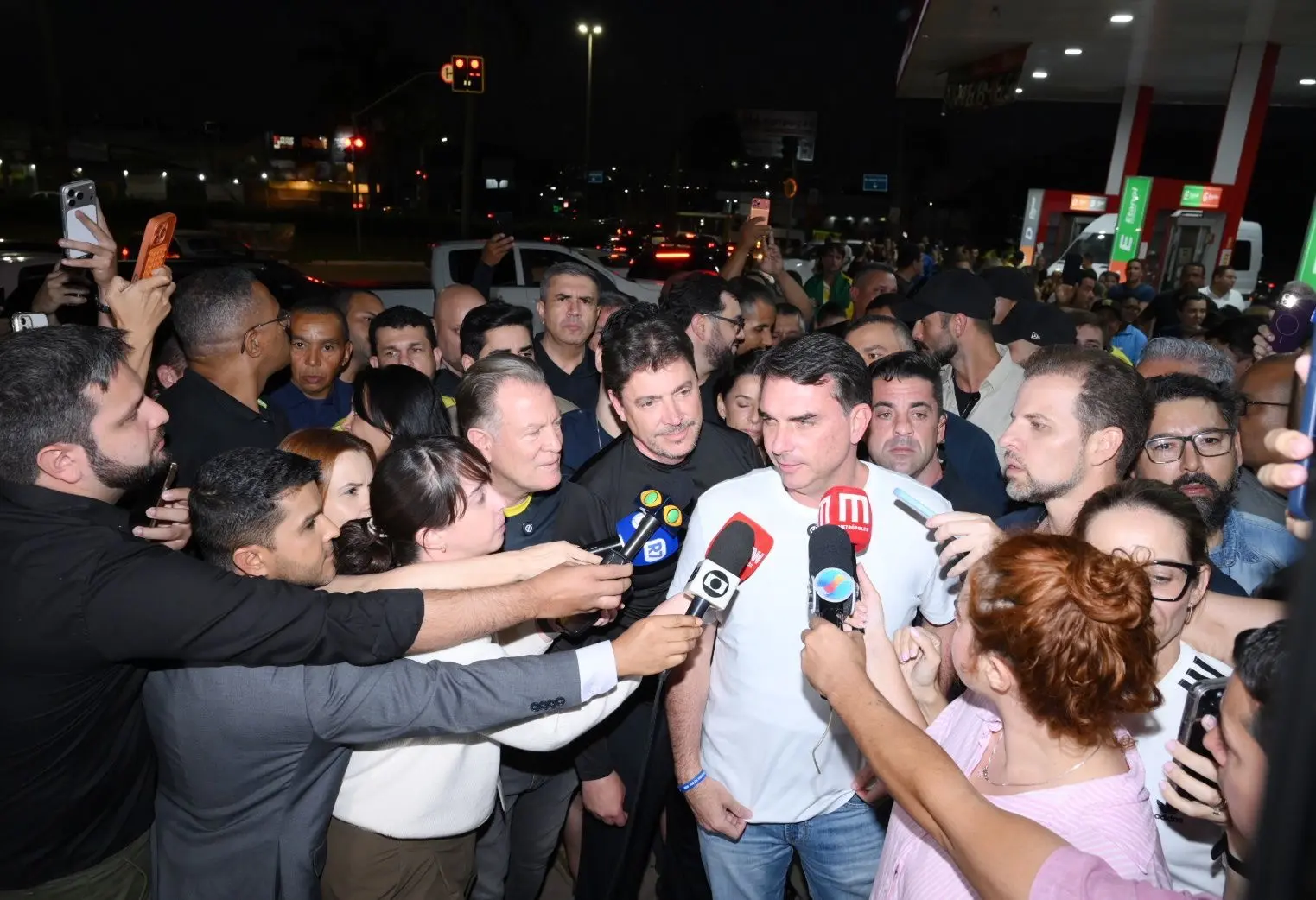 Flávio Bolsonaro diz que Michelle é “página virada” durante agenda na Romaria de Trindade