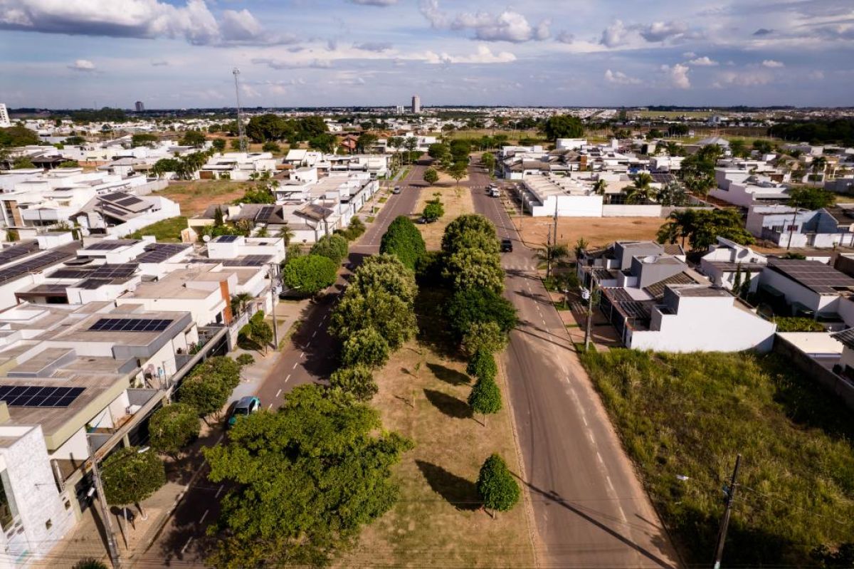 Pacote de R$ 1,9 bilhão garantiu casas para 1,4 mil famílias e asfalto novo em estradas em Sinop…