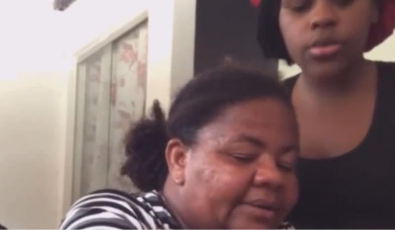 Vídeo de filha ajudando mãe de 44 anos a estudar viraliza nas redes sociais