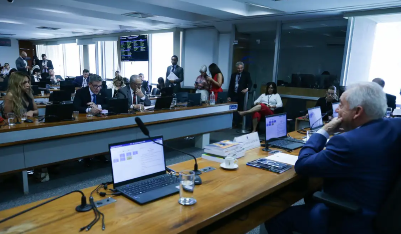 Senadores discutem ritmo de tramitação da PEC do fim da escala 6×1